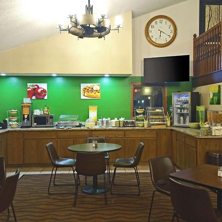Quality Inn Atchison Bagian luar foto