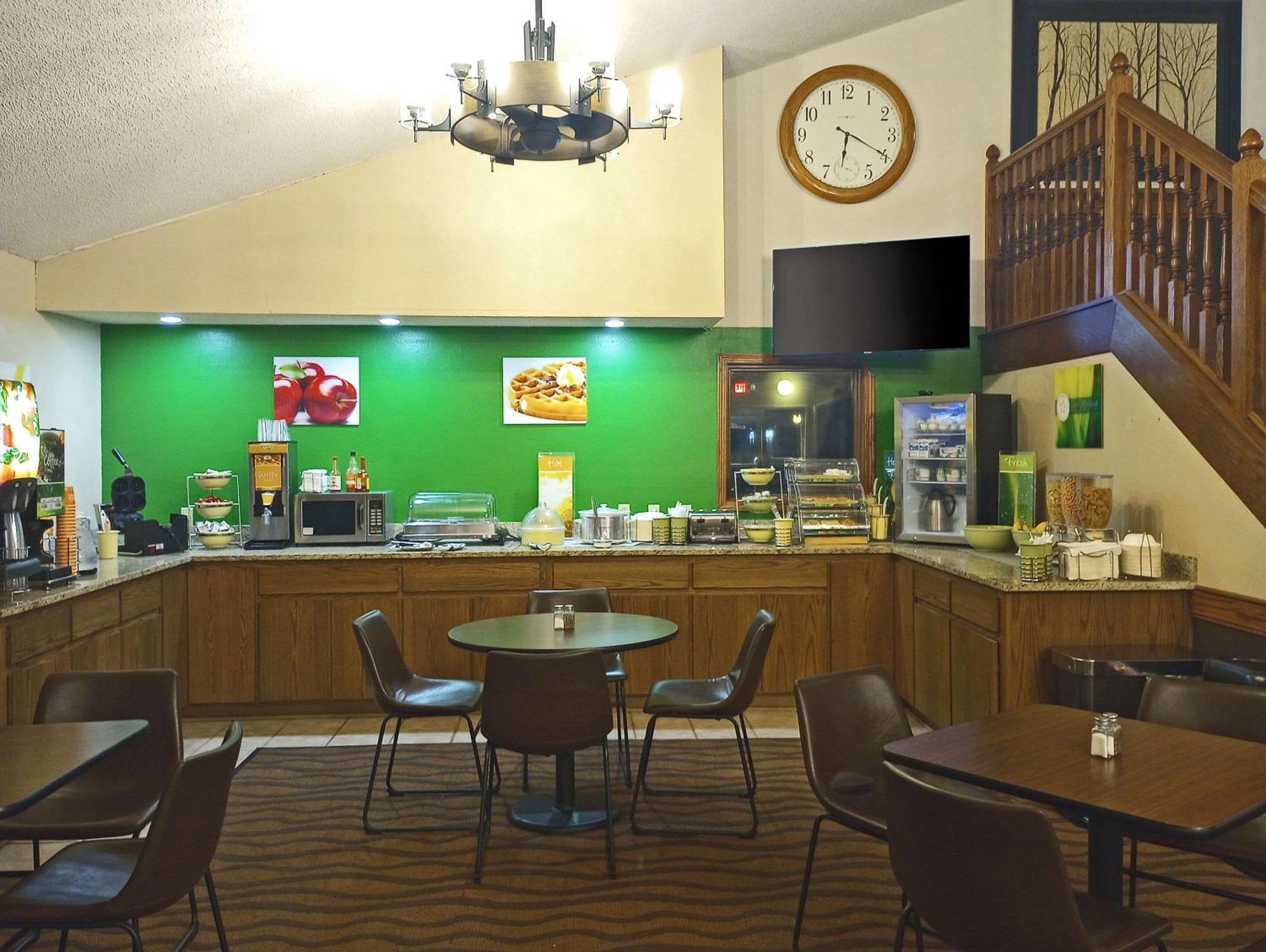 Quality Inn Atchison Bagian luar foto